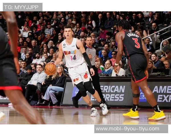 希罗表现平平17投6中三分命中率高但正负值全队最低 希罗表现平平17投6中三分命中率高但正负值全队最低