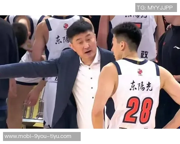 广东男篮主帅杜锋亲临现场助威广东女篮新赛季首战精彩揭幕 广东男篮主帅杜锋亲临现场助威广东女篮新赛季首战精彩揭幕