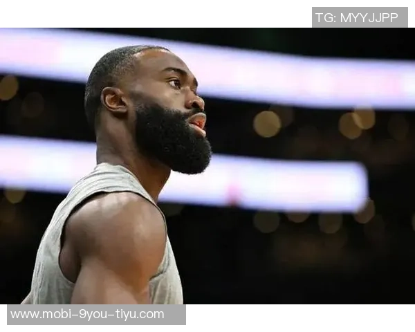 杰伦布朗全能表现31投12中砍下33分并贡献10篮板5助攻2抢断2盖帽